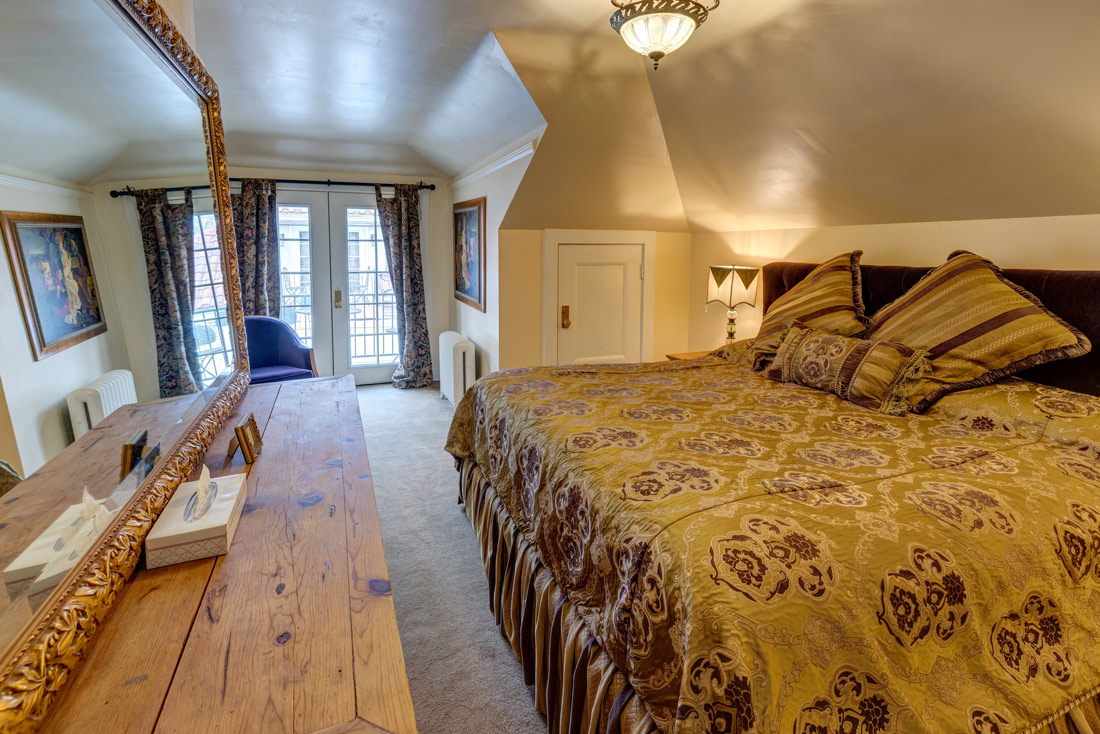 The Van Gogh Suite at the Grand Island Mansion