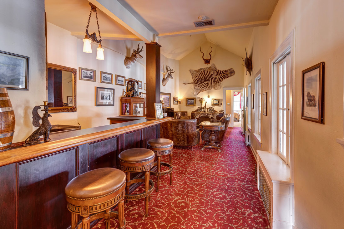 The Van Gogh Suite at the Grand Island Mansion